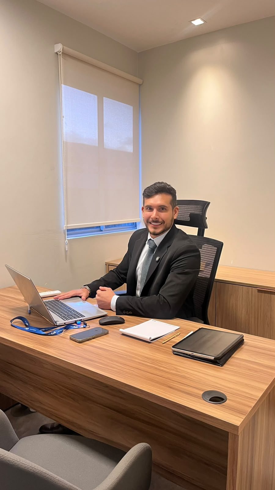 Jonas Eduardo em sua mesa de trabalho